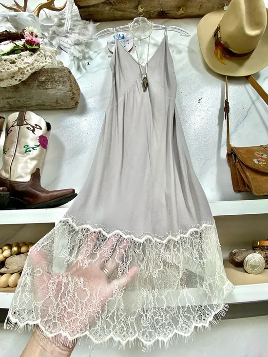 Aritzia Wilfred Moulin satin dress w lace detailing shabby chic vibe - Picture 4 of 7